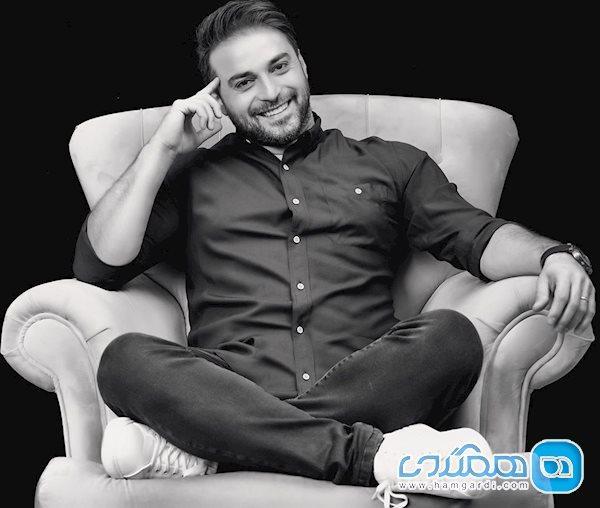 بابک جهانبخش رها و راحت روی مبل عکس بابک جهانبخش رها و راحت روی مبل