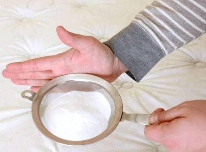 تمیز کردن کامل تشک تخت با نوعی پودر روش تمیز کردن کامل تشک تخت با نوعی پودر