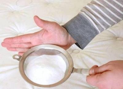 تمیز کردن کامل تشک تخت با نوعی پودر