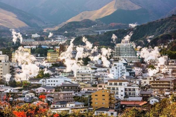 چشمه های آب گرم شهر بپو در ژاپن غربی گردشگران زیادی را جذب می نماید